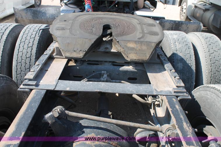 image for item J1448 2005 Freightliner Columbia semi truck