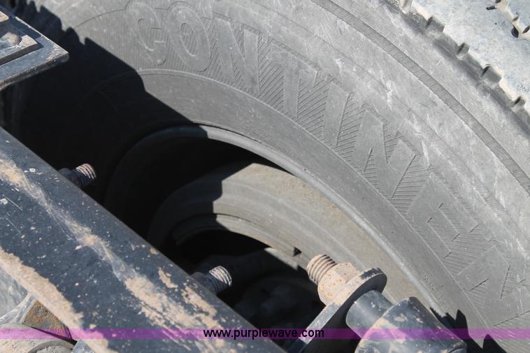 image for item J1448 2005 Freightliner Columbia semi truck