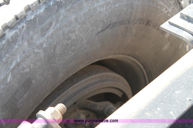 image for item J1448 2005 Freightliner Columbia semi truck