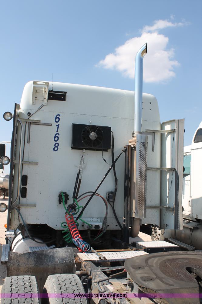 image for item J1448 2005 Freightliner Columbia semi truck