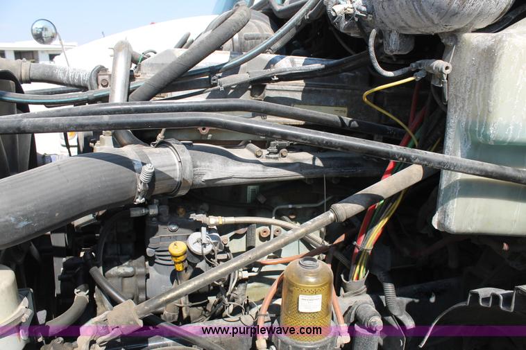 image for item J1448 2005 Freightliner Columbia semi truck