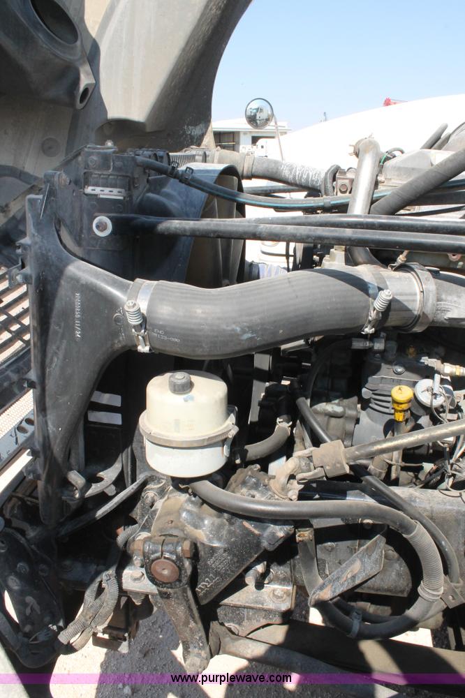 image for item J1448 2005 Freightliner Columbia semi truck