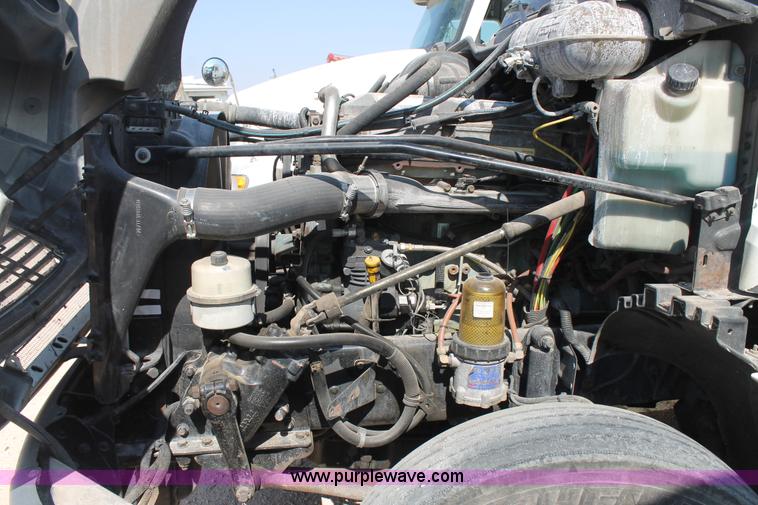 image for item J1448 2005 Freightliner Columbia semi truck