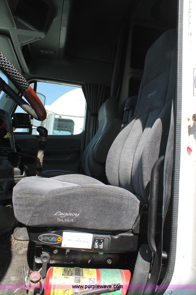 image for item J1448 2005 Freightliner Columbia semi truck