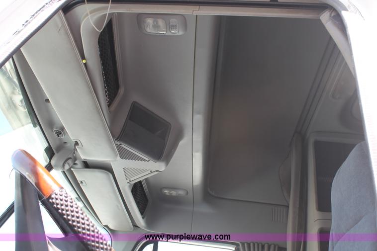 image for item J1448 2005 Freightliner Columbia semi truck