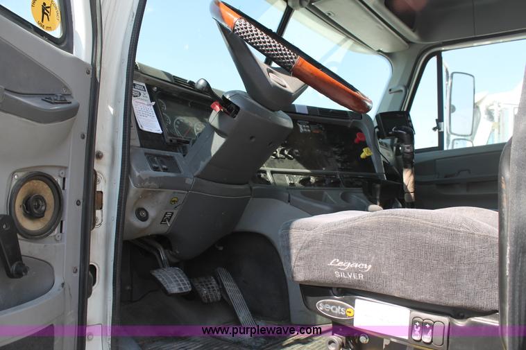 image for item J1448 2005 Freightliner Columbia semi truck