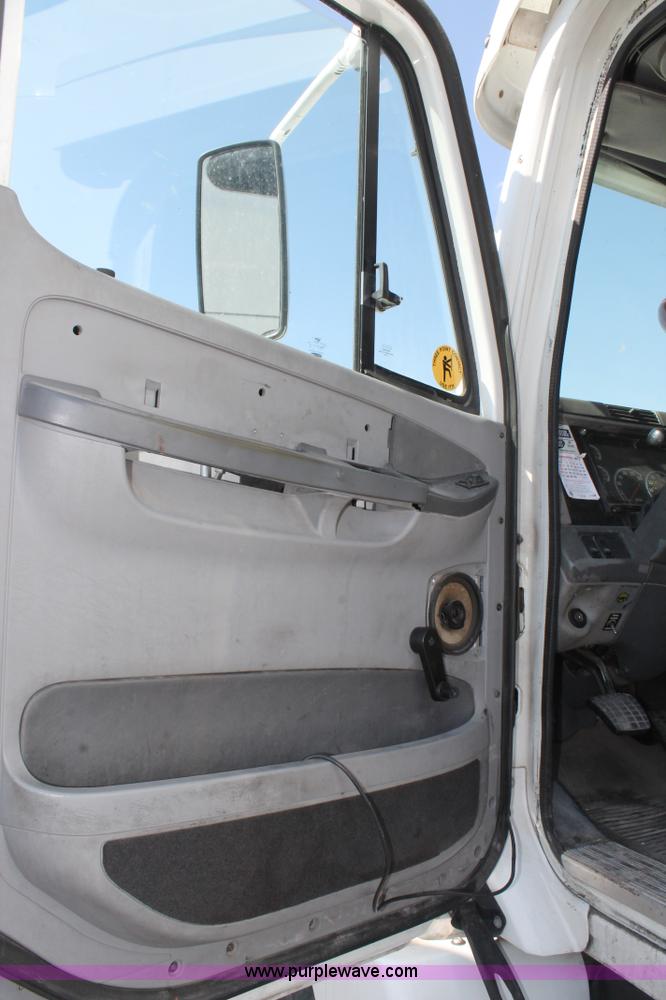 image for item J1448 2005 Freightliner Columbia semi truck