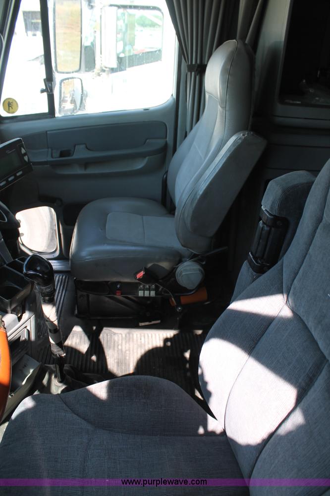 image for item J1448 2005 Freightliner Columbia semi truck