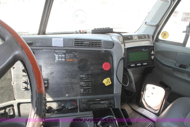 image for item J1448 2005 Freightliner Columbia semi truck
