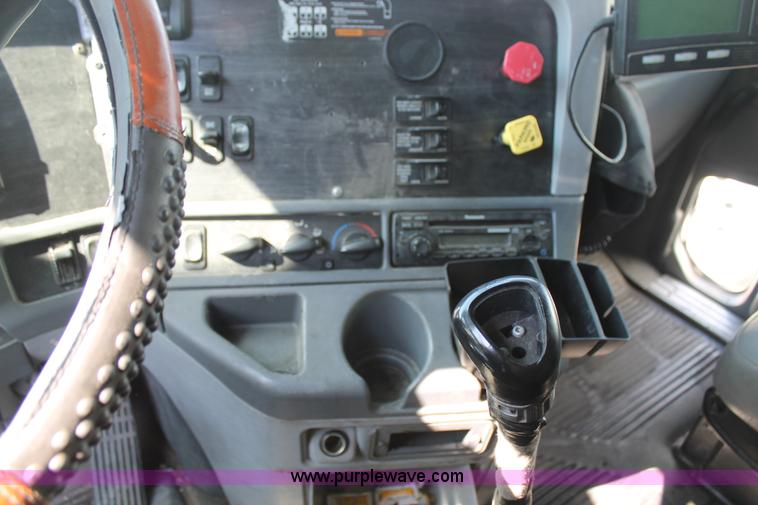 image for item J1448 2005 Freightliner Columbia semi truck