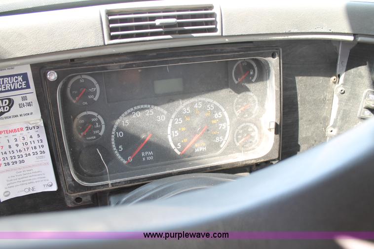 image for item J1448 2005 Freightliner Columbia semi truck