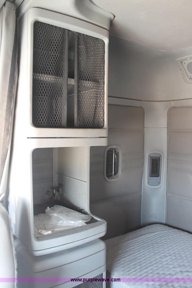 image for item J1448 2005 Freightliner Columbia semi truck