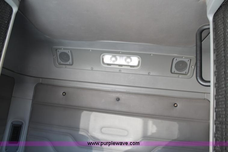 image for item J1448 2005 Freightliner Columbia semi truck