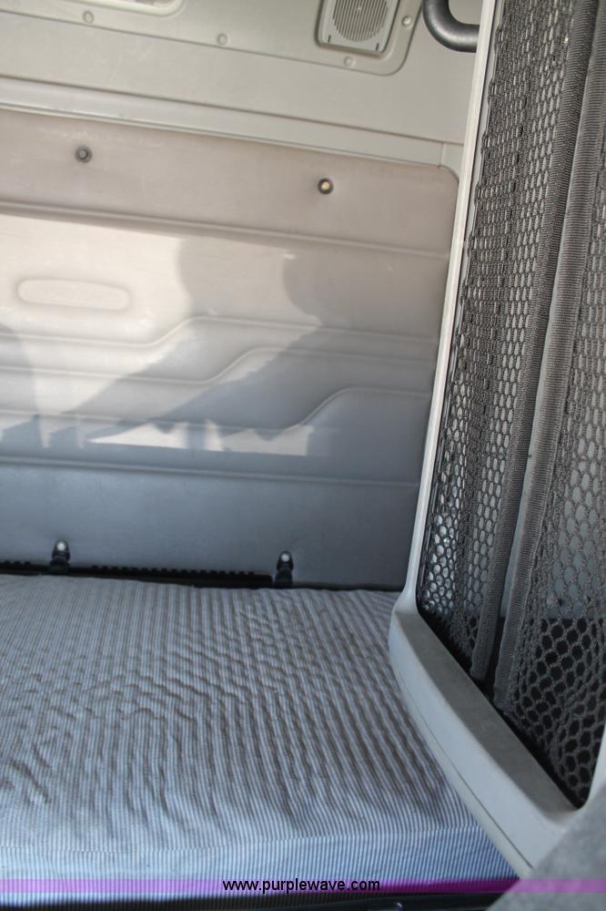 image for item J1448 2005 Freightliner Columbia semi truck