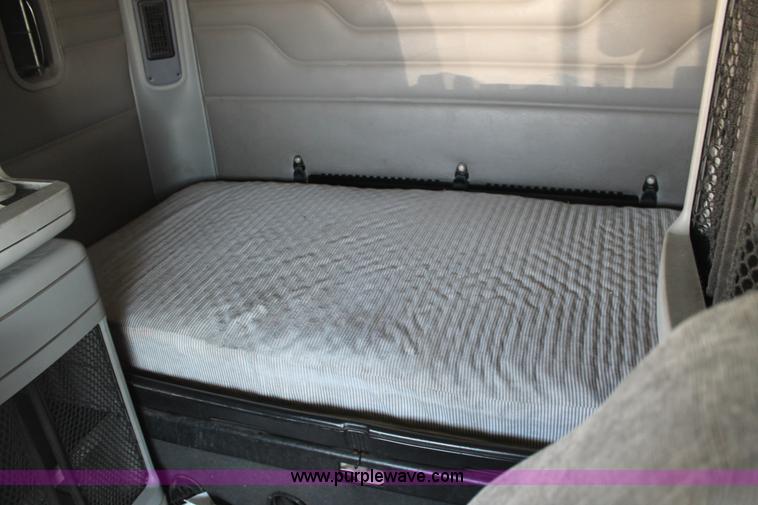 image for item J1448 2005 Freightliner Columbia semi truck