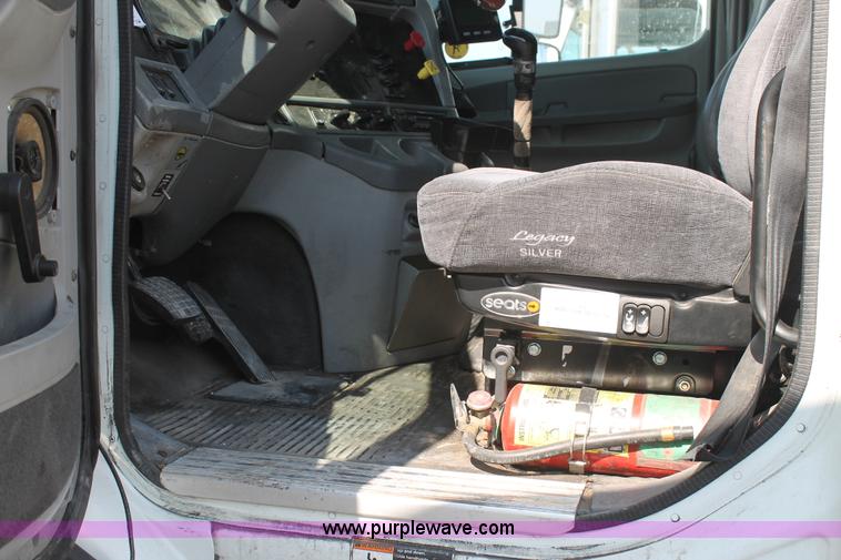 image for item J1448 2005 Freightliner Columbia semi truck