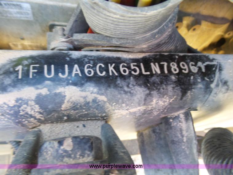 image for item J1448 2005 Freightliner Columbia semi truck