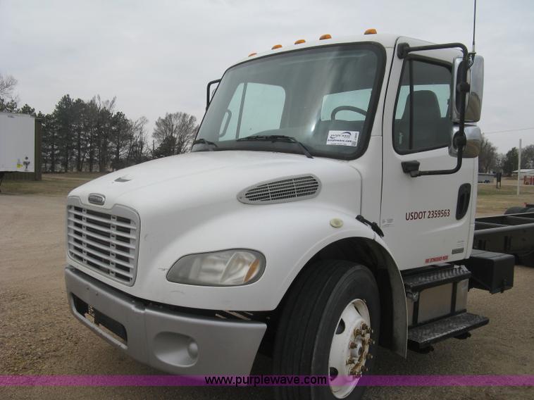 image for item J2892 2005 Freightliner Business Class M2 truck cab and chassis
