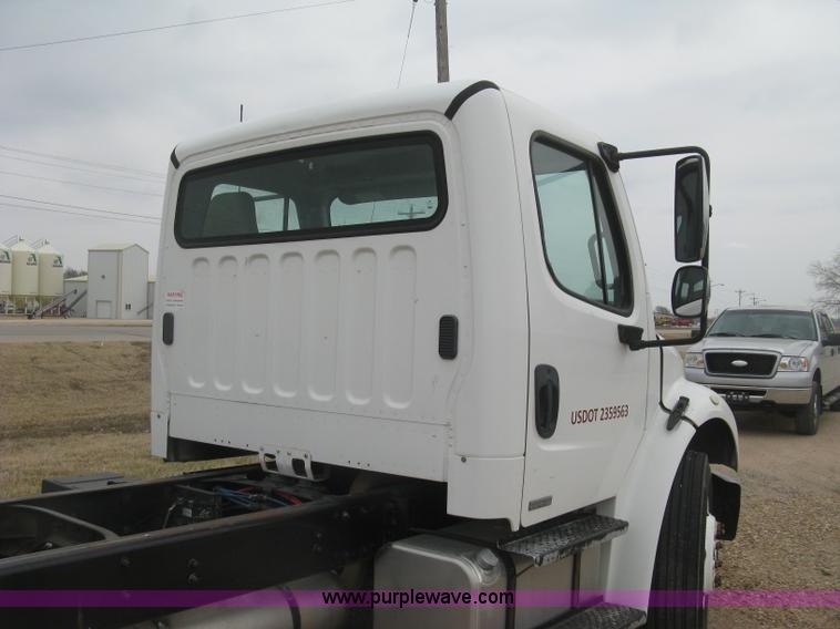 image for item J2892 2005 Freightliner Business Class M2 truck cab and chassis