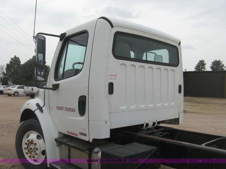 image for item J2892 2005 Freightliner Business Class M2 truck cab and chassis
