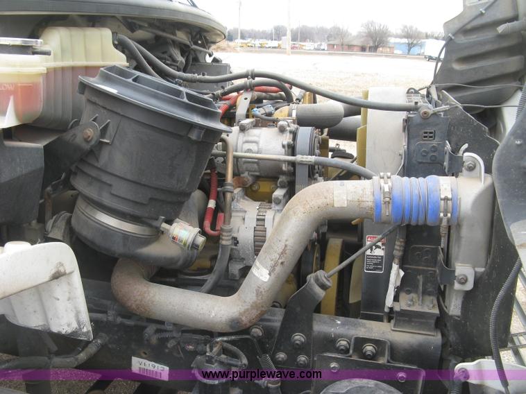 image for item J2892 2005 Freightliner Business Class M2 truck cab and chassis