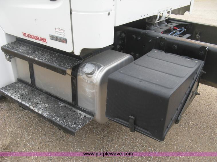 image for item J2892 2005 Freightliner Business Class M2 truck cab and chassis