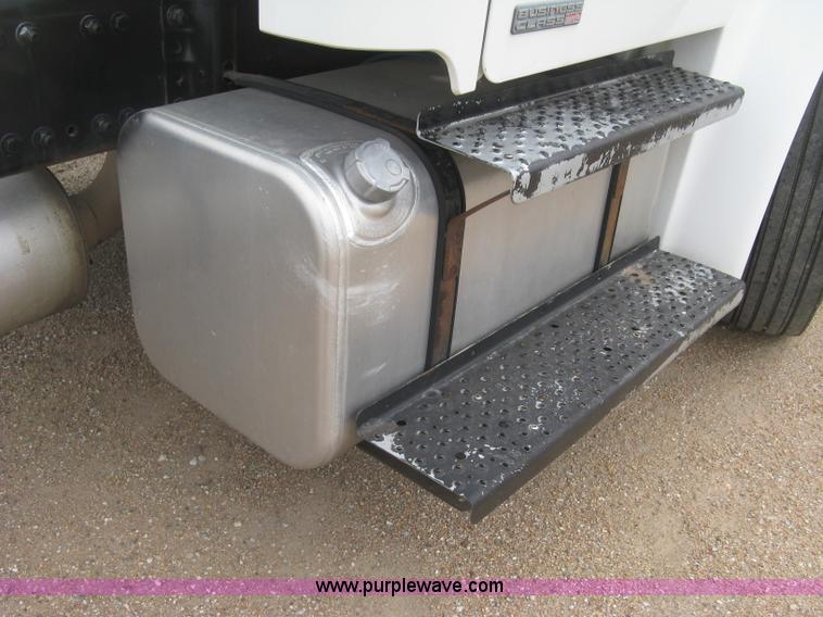 image for item J2892 2005 Freightliner Business Class M2 truck cab and chassis