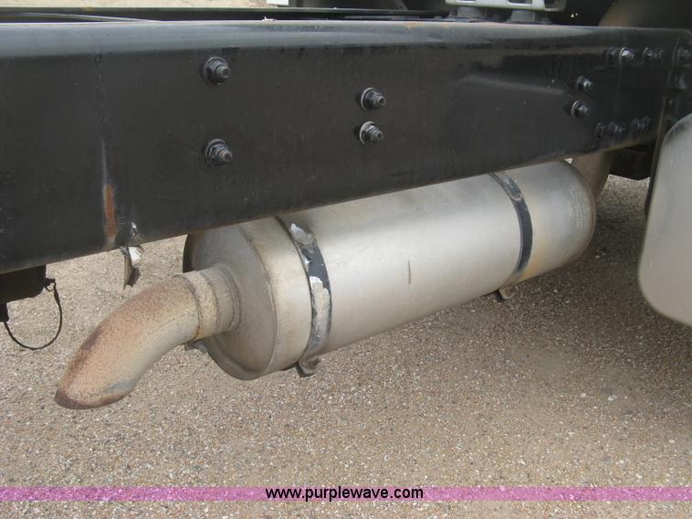 image for item J2892 2005 Freightliner Business Class M2 truck cab and chassis