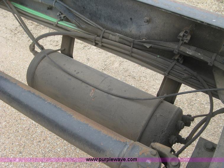 image for item J2892 2005 Freightliner Business Class M2 truck cab and chassis