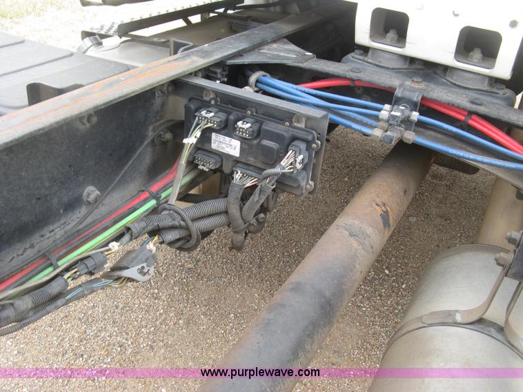 image for item J2892 2005 Freightliner Business Class M2 truck cab and chassis