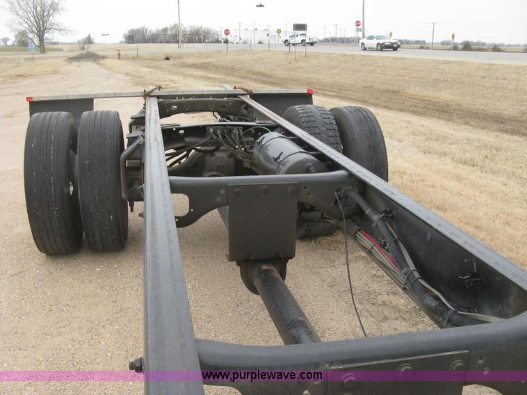 image for item J2892 2005 Freightliner Business Class M2 truck cab and chassis