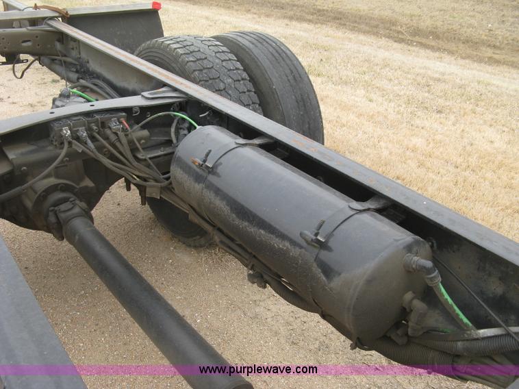 image for item J2892 2005 Freightliner Business Class M2 truck cab and chassis