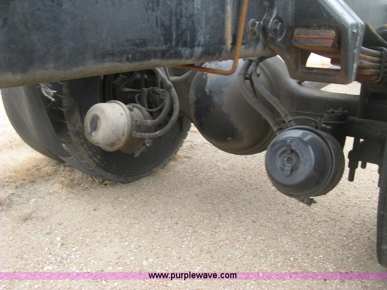 image for item J2892 2005 Freightliner Business Class M2 truck cab and chassis