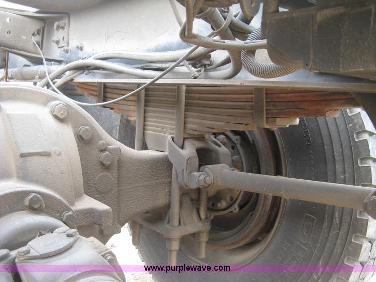 image for item J2892 2005 Freightliner Business Class M2 truck cab and chassis