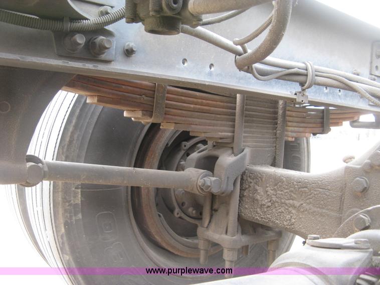 image for item J2892 2005 Freightliner Business Class M2 truck cab and chassis