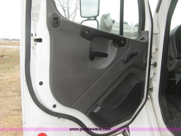 image for item J2892 2005 Freightliner Business Class M2 truck cab and chassis