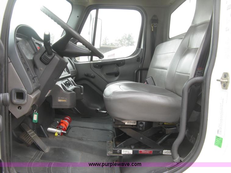 image for item J2892 2005 Freightliner Business Class M2 truck cab and chassis