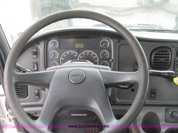 image for item J2892 2005 Freightliner Business Class M2 truck cab and chassis