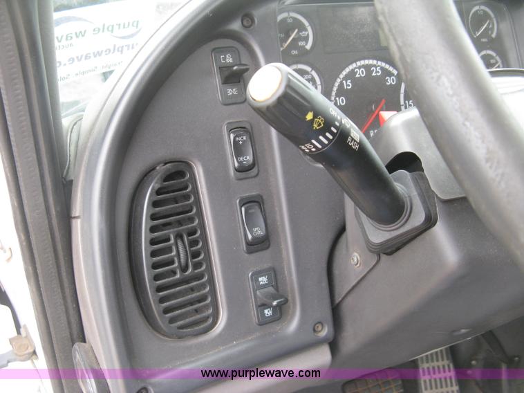 image for item J2892 2005 Freightliner Business Class M2 truck cab and chassis