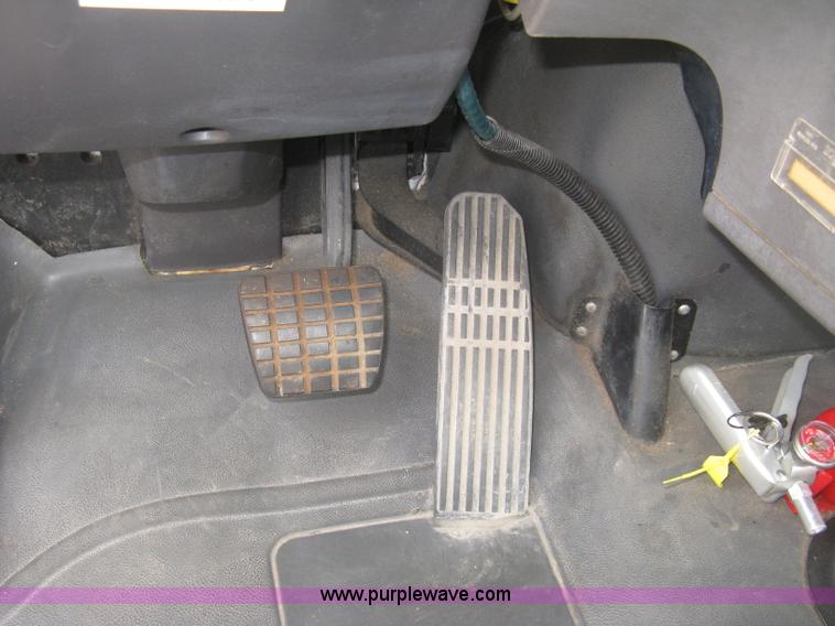 image for item J2892 2005 Freightliner Business Class M2 truck cab and chassis