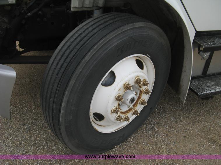 image for item J2892 2005 Freightliner Business Class M2 truck cab and chassis