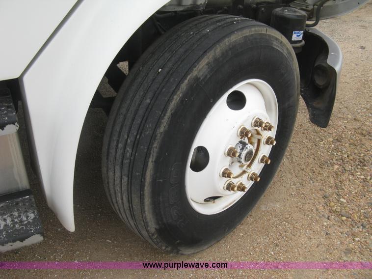 image for item J2892 2005 Freightliner Business Class M2 truck cab and chassis