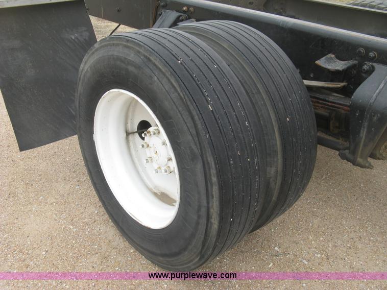 image for item J2892 2005 Freightliner Business Class M2 truck cab and chassis