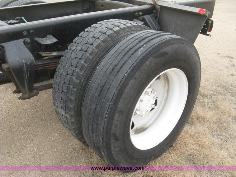 image for item J2892 2005 Freightliner Business Class M2 truck cab and chassis