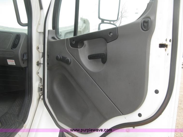 image for item J2892 2005 Freightliner Business Class M2 truck cab and chassis