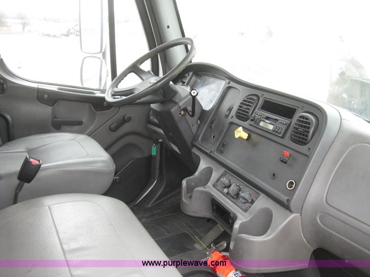 image for item J2892 2005 Freightliner Business Class M2 truck cab and chassis