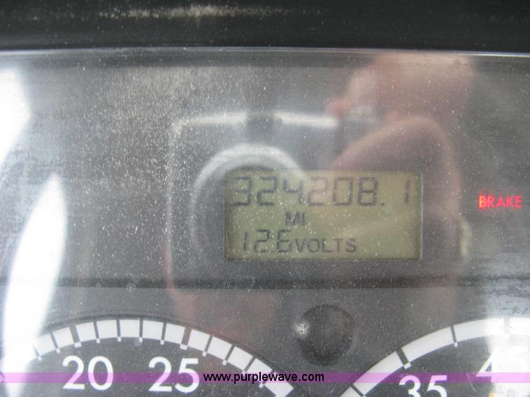 image for item J2892 2005 Freightliner Business Class M2 truck cab and chassis