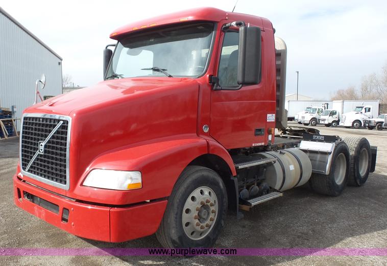 image for item J4664 2007 Volvo VNM 64T200 semi truck