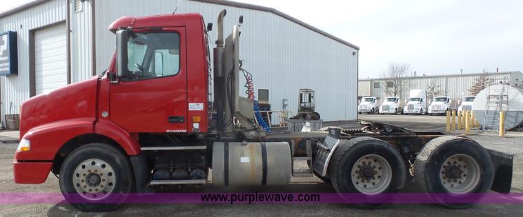 image for item J4664 2007 Volvo VNM 64T200 semi truck