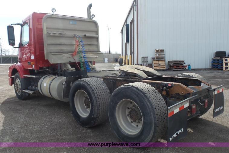 image for item J4664 2007 Volvo VNM 64T200 semi truck